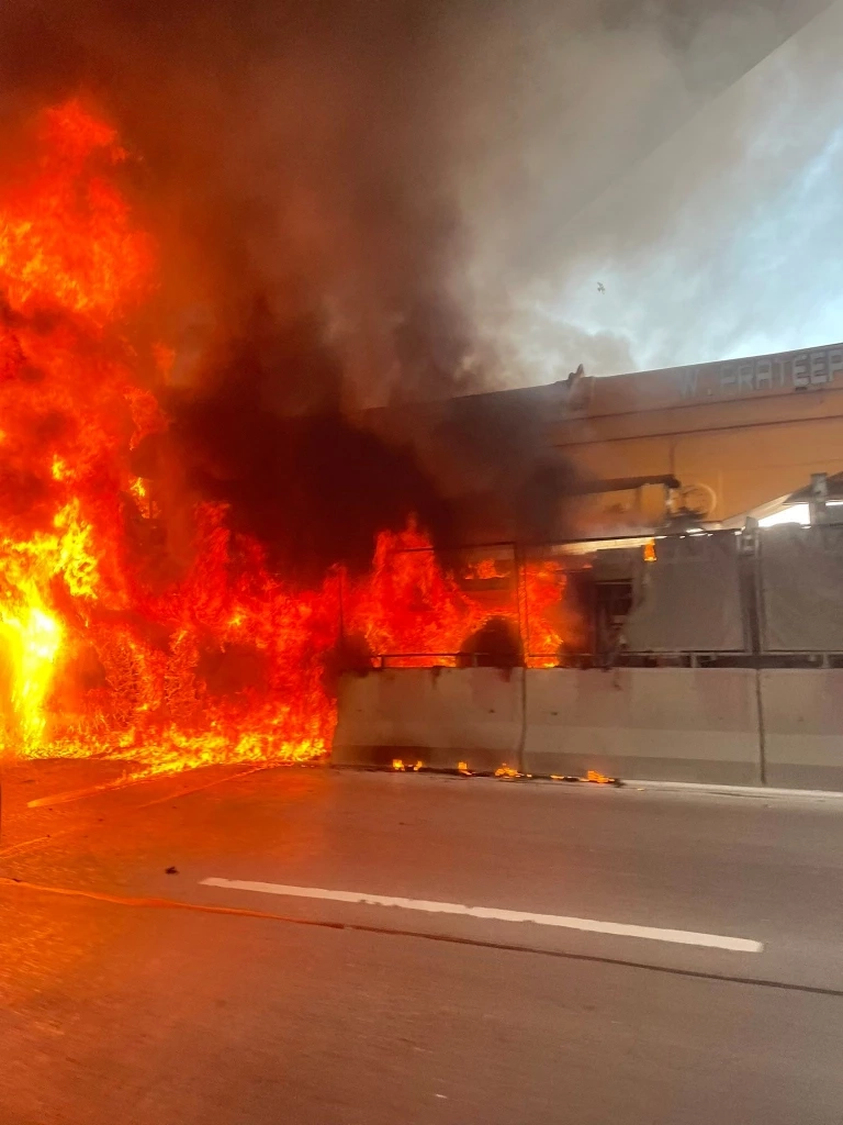 ระทึก! ไฟไหม้ "รถเครน" ใกล้ห้างแฟชั่นไอส์แลนด์ ล่าสุดควบคุมได้แล้ว