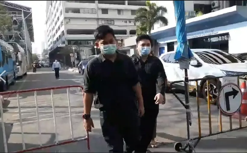 ศาลสั่งรอกำหนดโทษ 2 ปี "สมาร์ท" แนวร่วมธรรมศาสตร์ฯ ละเมิดศาล