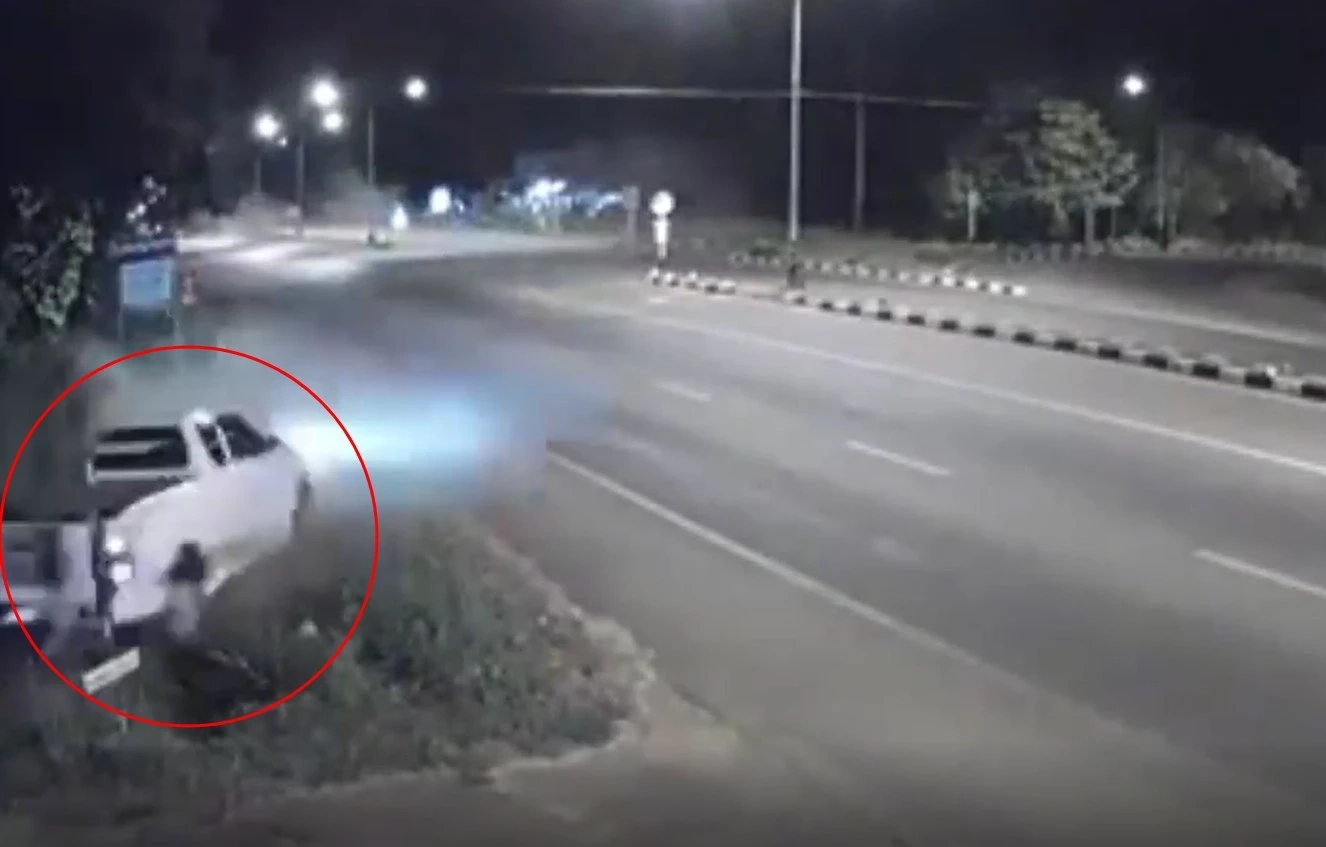 ระทึก! เปิดภาพนาที "วงแตก" วิ่งหนีกระบะเสียหลักพุ่งชน