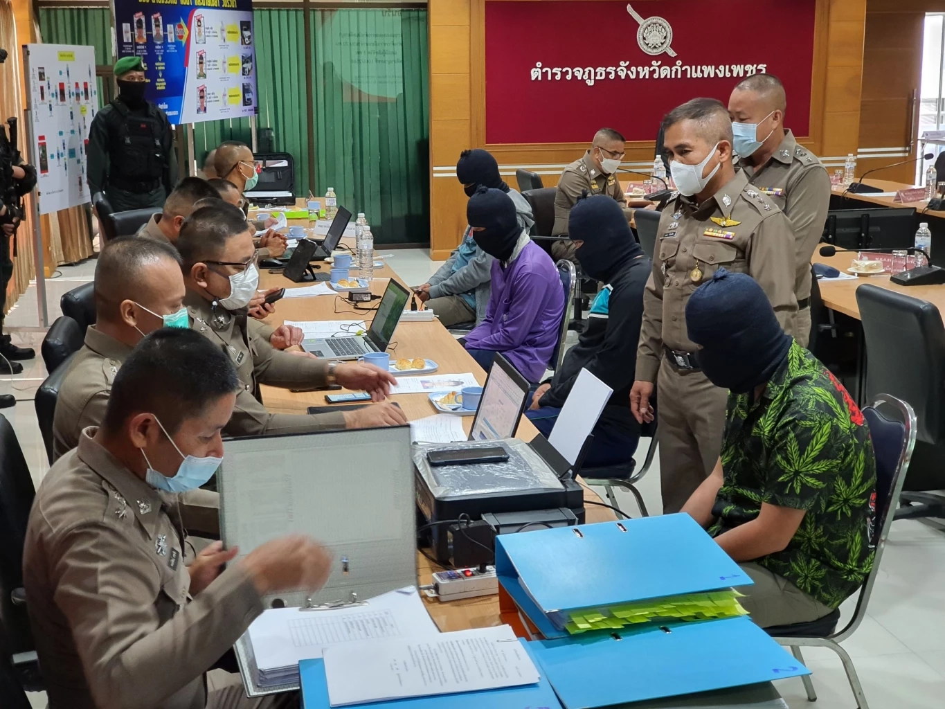 "บิ๊กโจ๊ก" แถลงรวบ 6 ผตห. ขบวนการลอบขนต่างด้าวแล้วเกิดอุบัติเหตุเสียชีวิต