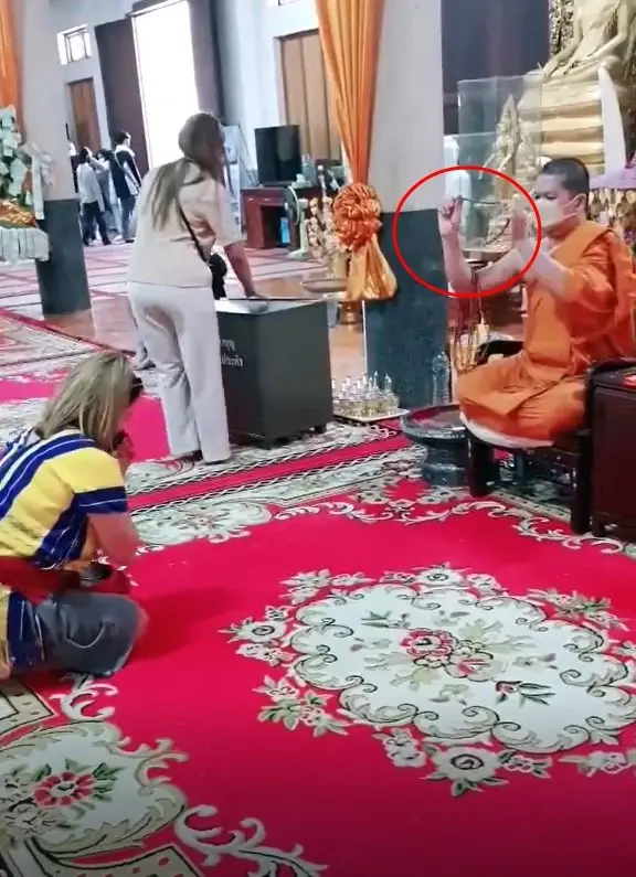 แชร์สนั่น! "พระ" โชว์โยนมอบสร้อยประคำ แบบเว้นระยะห่าง