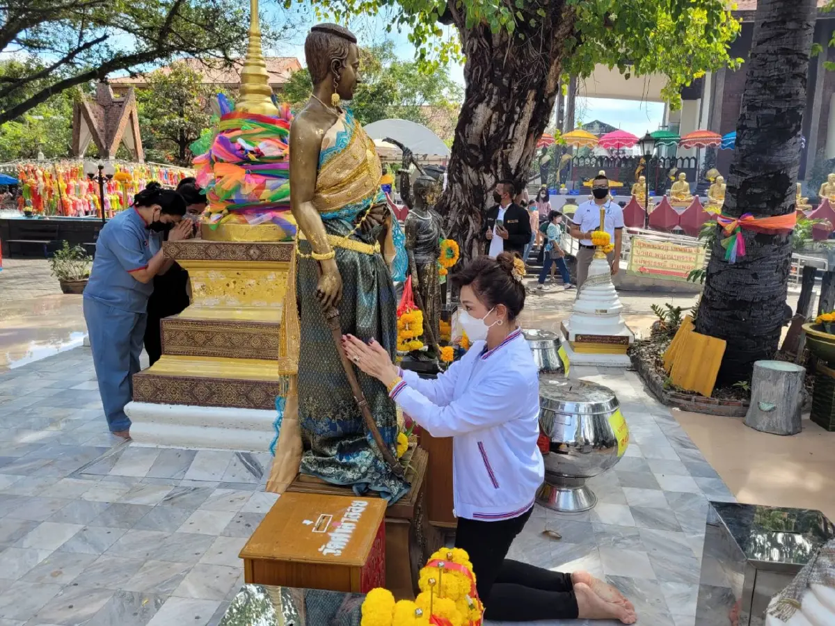 "สรัลรัศมิ์" เอาฤกษ์-เอาชัย ขอพร ย่าโม ให้ทำงานสำเร็จ ยึดย่าโมเป็นต้นแบบ