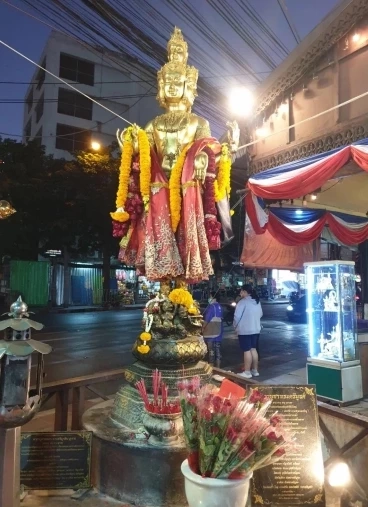 พระตรีมูรติ สี่แยกห้วยขวาง