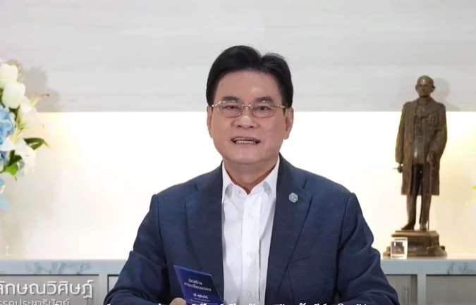 นายจุรินทร์ ลักษณวิศิษฎ์ รองนายกรัฐมนตรี และรมว.พาณิชย์ ในฐานะหัวหน้าพรรคประชาธิปัตย์ 