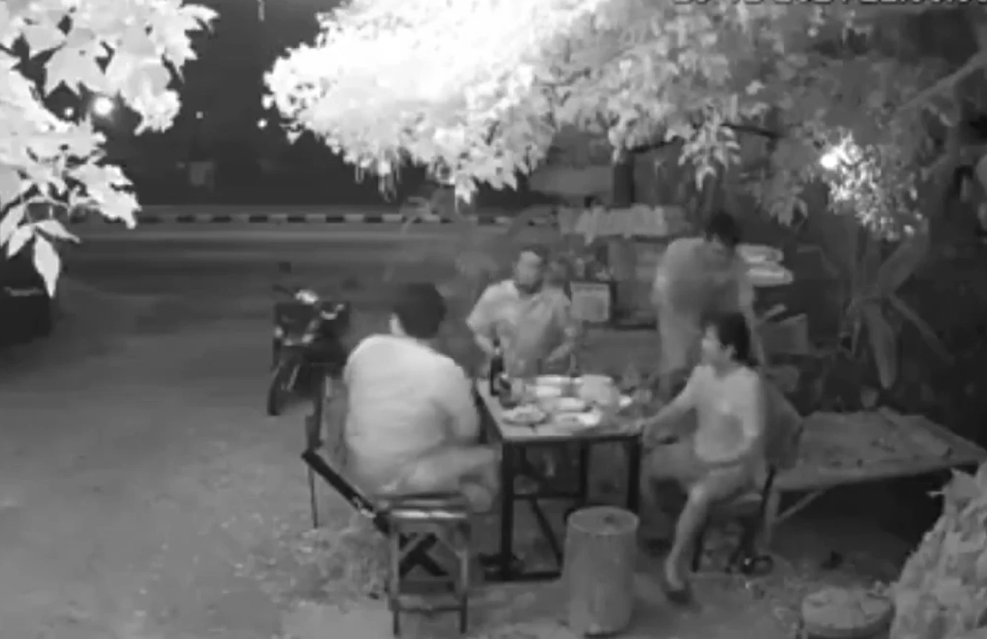 ระทึก! เปิดภาพนาที "วงแตก" วิ่งหนีกระบะเสียหลักพุ่งชน