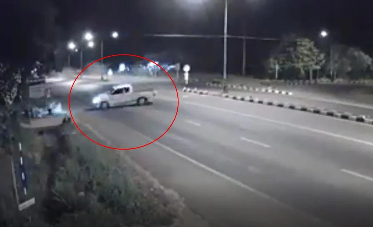 ระทึก! เปิดภาพนาที "วงแตก" วิ่งหนีกระบะเสียหลักพุ่งชน