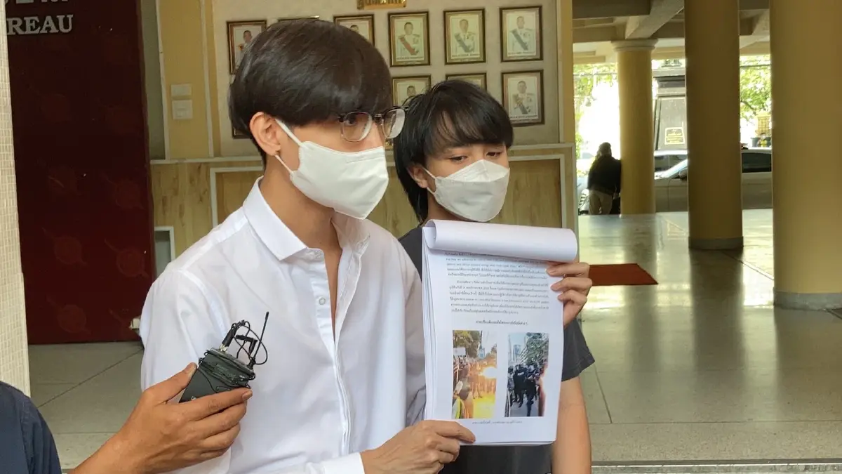 "โตโต้" พร้อมพวกยื่น บช.น. สอบเหตุใช้อาวุธกับม็อบ 14 พ.ย.