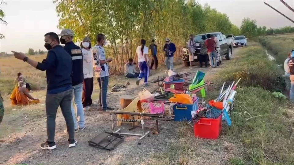 ปกครองจ.หาสารคาม บุกจับพนันบั้งไฟ 100 ชีวิตหนีกระเจิงทั้งโยม-พระ จีวรบิน