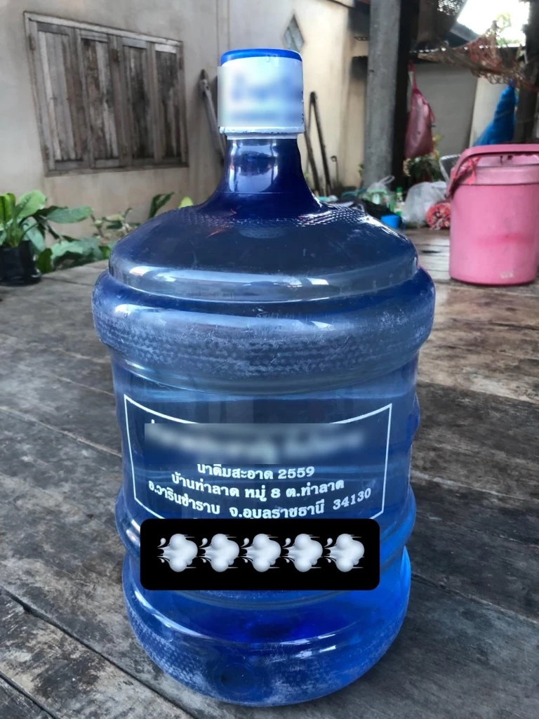 แห่แซวน้ำดื่มสุดธรรมชาติ เจอ "ปลาน้อย" ว่ายก้นถัง