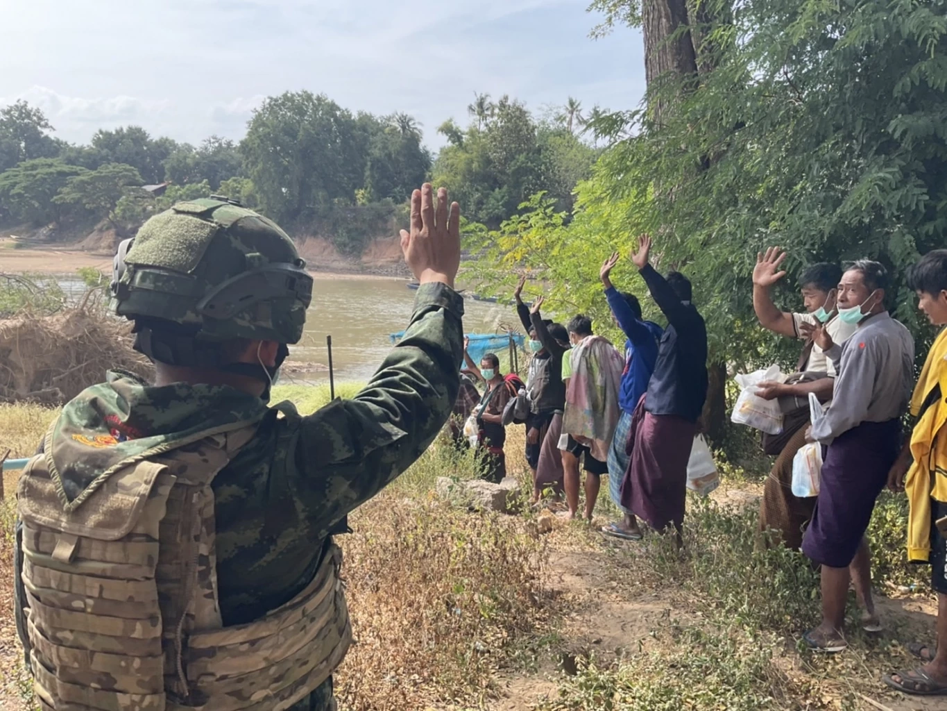 กองกำลังนเรศวร ลงพื้นที่ช่วยชาวบ้านที่ถูกผลกระทบเหตุปะทะชายแดน