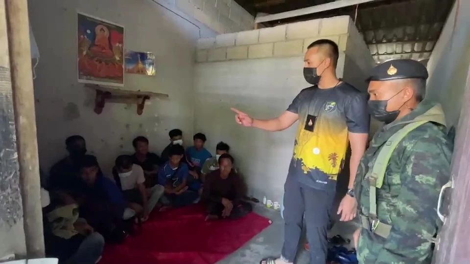 กองกำลังเทพสตรี รวบ 16 เมียนมาหลบหนีเข้าเมือง  ซุกบ้านเช่า กลางเมืองระนอง