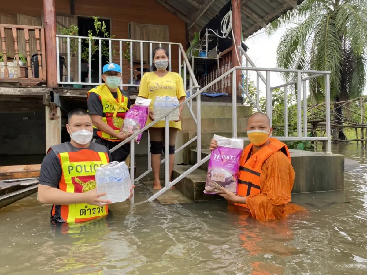 พระสงฆ์ลุยน้ำแจกถุงยังชีพช่วยคนเมืองคอน