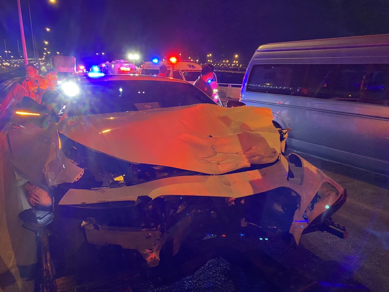 เบนซ์หรูป้ายแดงซิ่งชนท้ายรถเก๋ง ดับ 3 ราย