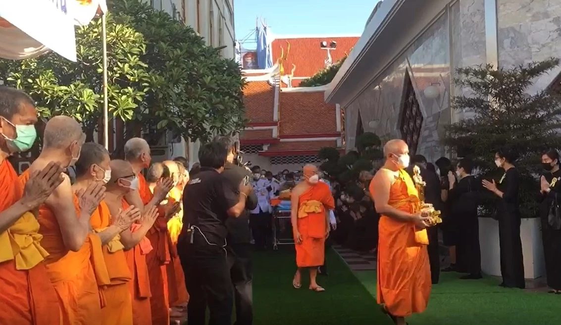 เคลื่อนสรีระสังขาร ”สมเด็จช่วง” จากศิริราชไปวัดปากน้ำ ลูกศิษย์แห่รับแน่น