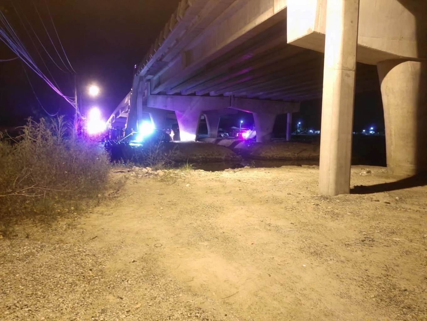 สาวขับป้ายแดงเข้าทางกลับรถ คิดว่าทางตรงพุ่งลงคลองดับ