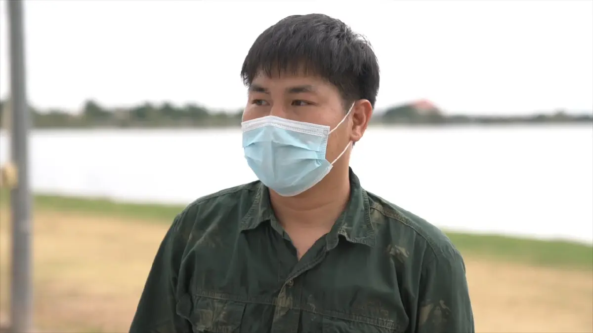 ชาวบ้านงง! ชายต่างชาติ วัย 62 ปี ว่ายน้ำชิลกลางบึงหนองโคตร