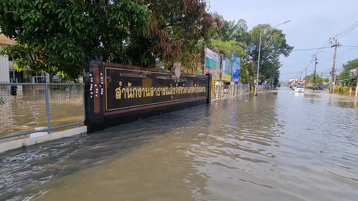 น้ำท่วมอ่วม!! ปิดศูนย์โควิดนครศรีฯชั่วคราว เทศบาลเร่งระบายน้ำ