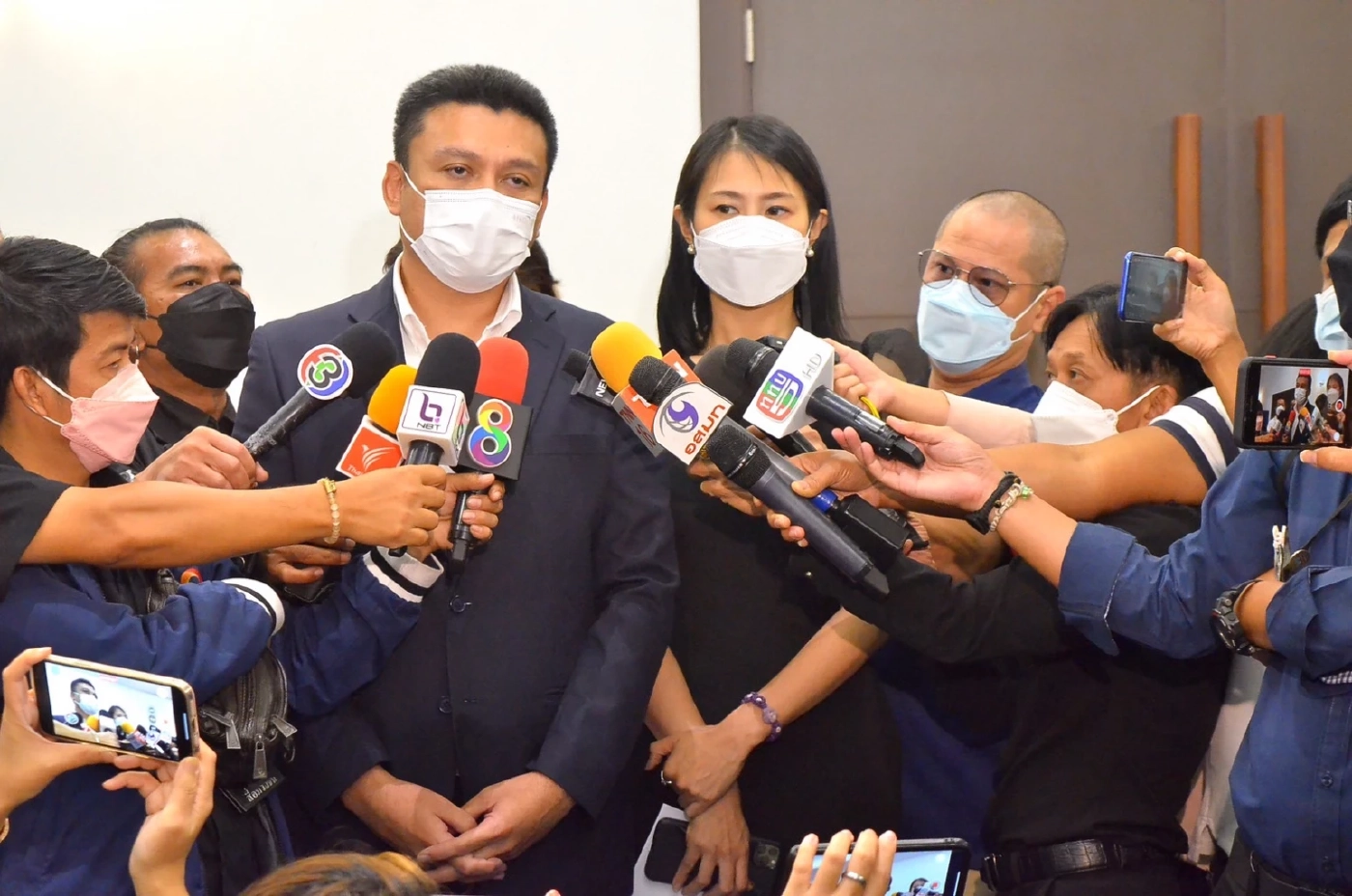 นายจักรพันธ์ พรนิมิตร ส.ส.กทม. ในฐานะหัวหน้าภาค กทม.