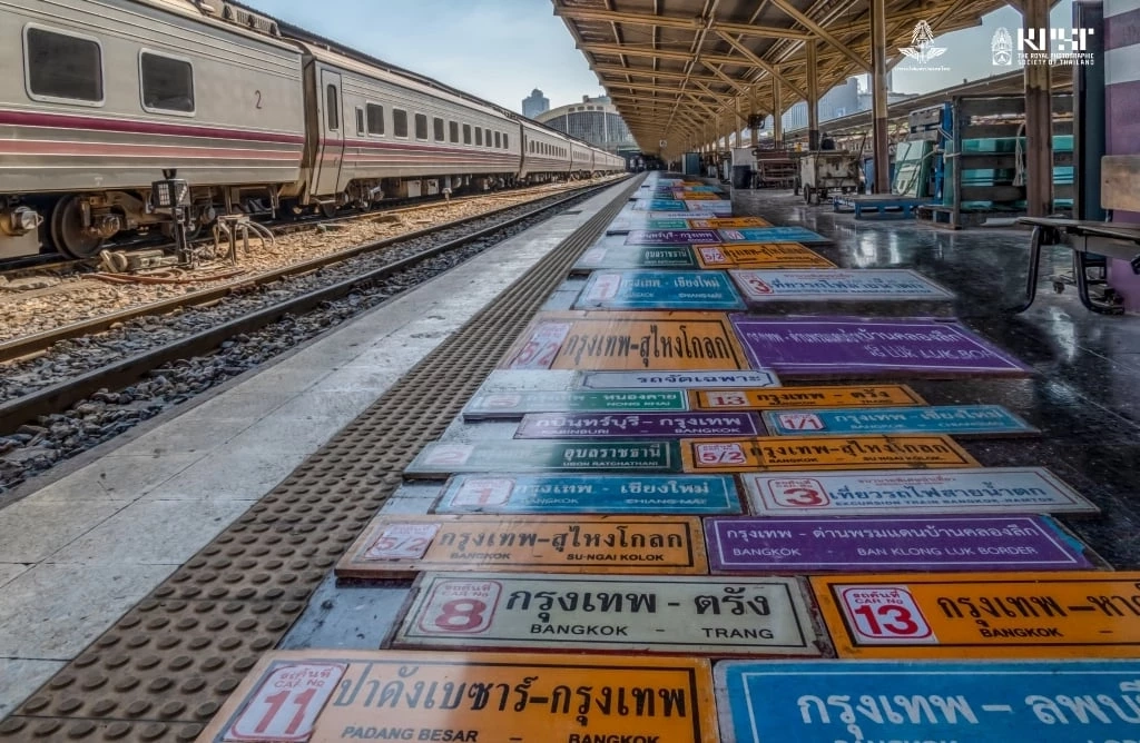 Mr. Raphin Kemthong  รับรางวัลเงินสด 10,000 บาท พร้อมโล่