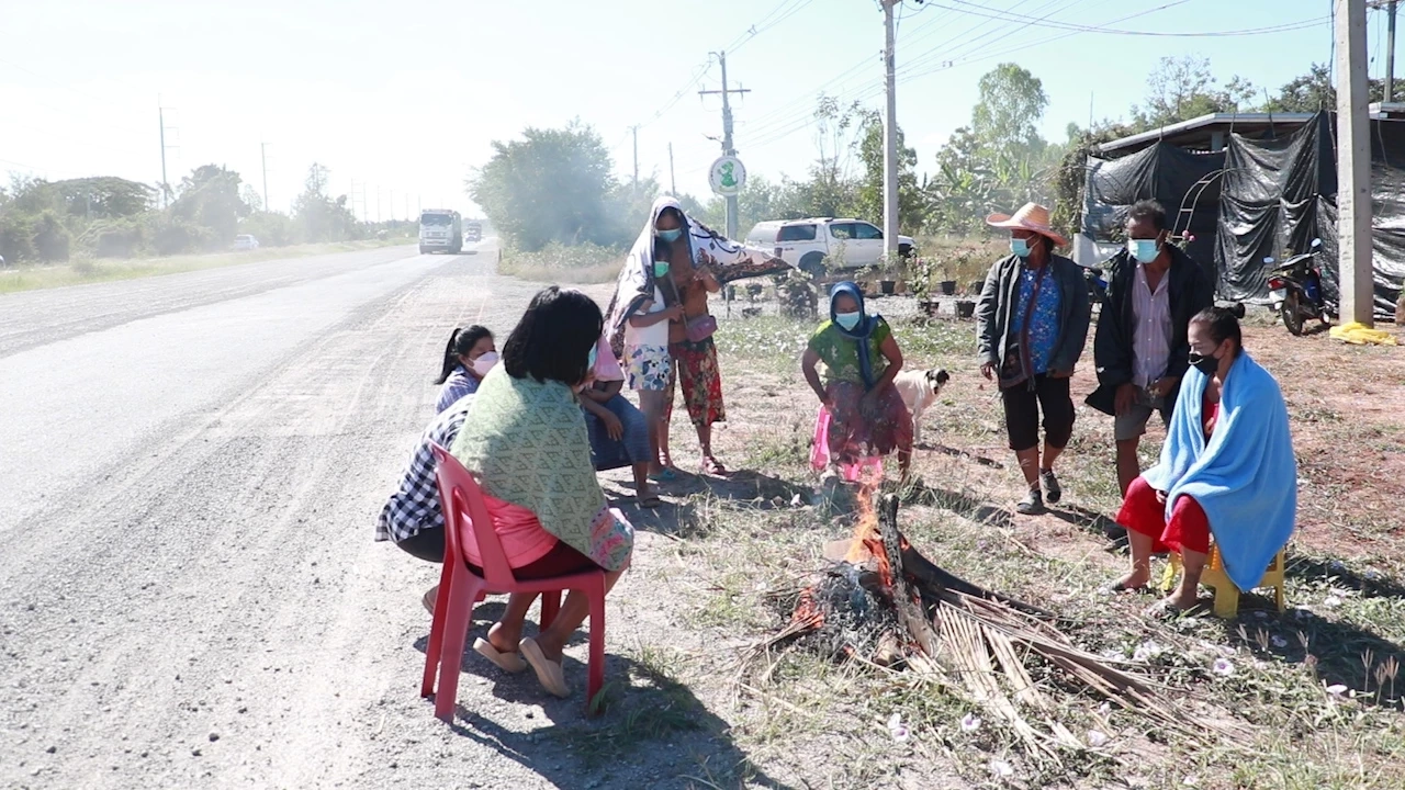 ชาวบ้านขอนแก่นล้อมวงผิงไฟล้อเลียนถนนสายหมอก