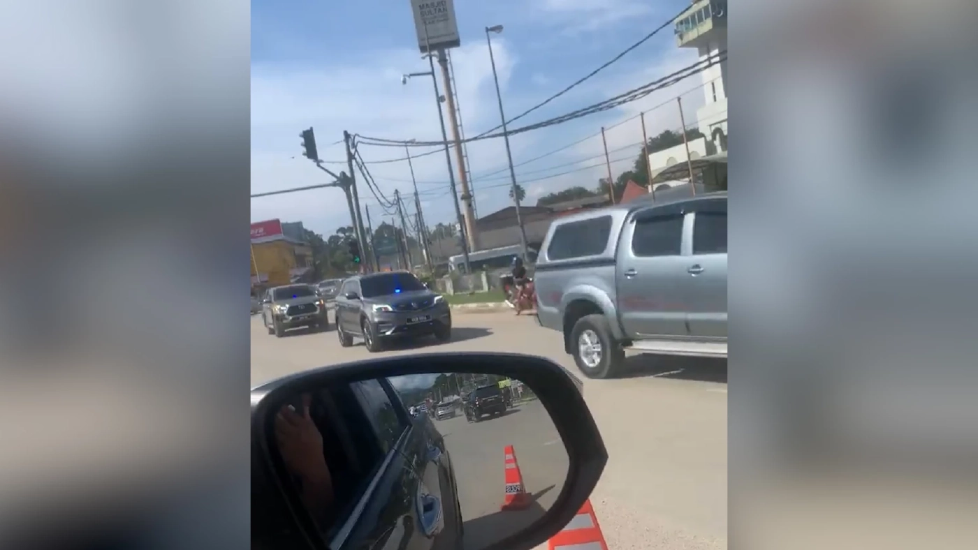 รถพยาบาลยังต้องหยุดให้ขบวนรถ รมต.มาเลย์ ( มีคลิป )