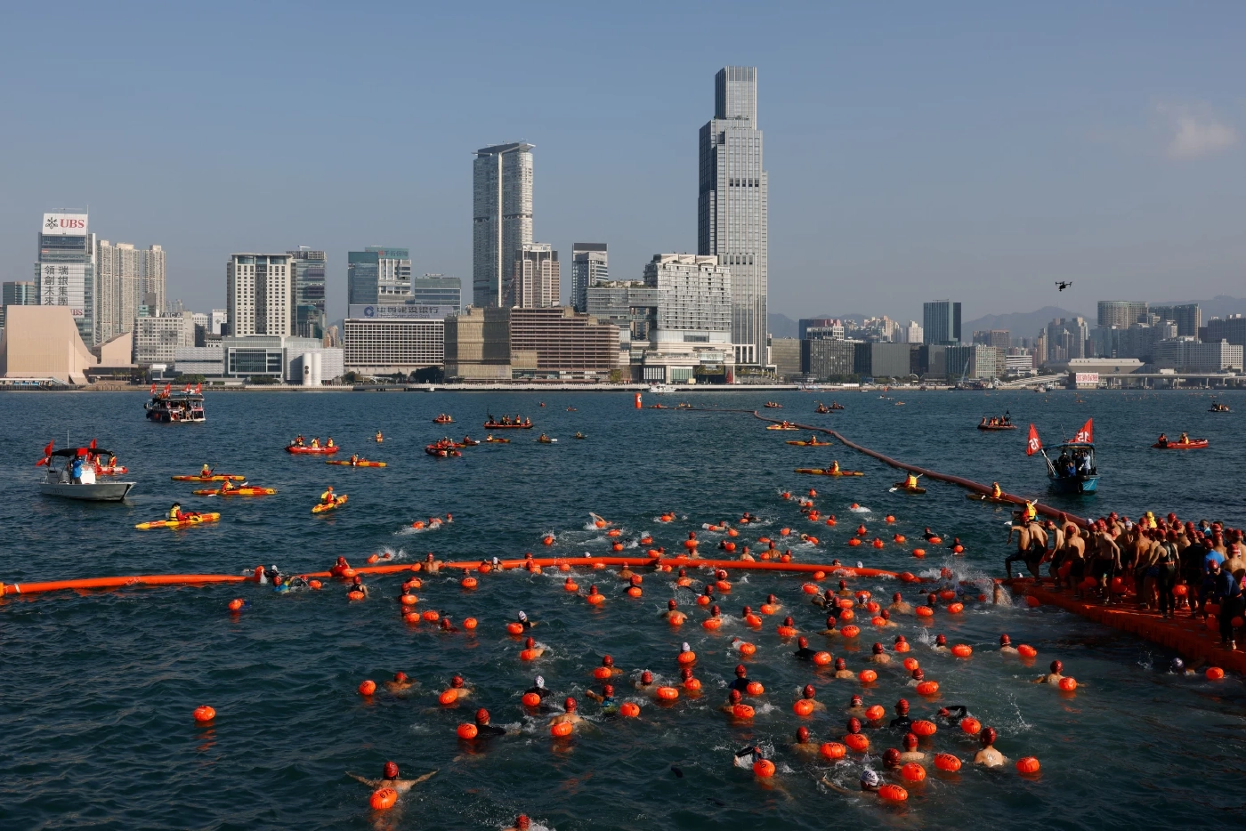 1,200 คนร่วมแข่งว่ายน้ำในฮ่องกง สัญญาณฟื้นตัวจากโควิด