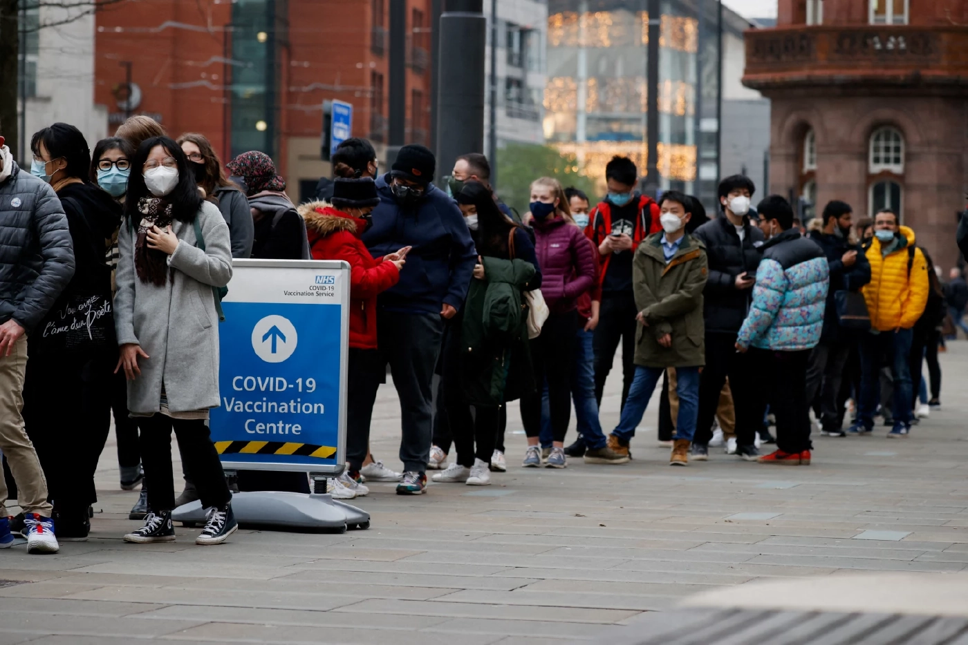 เชื่อโอมิครอนอังกฤษ ขึ้นเร็วลงเร็วเพราะคนแห่ฉีดวัคซีนกระตุ้น