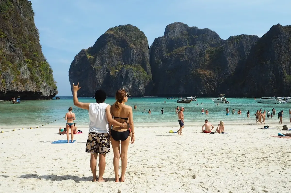 นักท่องเที่ยวชาวไทยและชาวต่างชาติ ต่างหลงไหลในเสน่ห์ของ "อ่าวมาหยา" (แฟ้มภาพ)