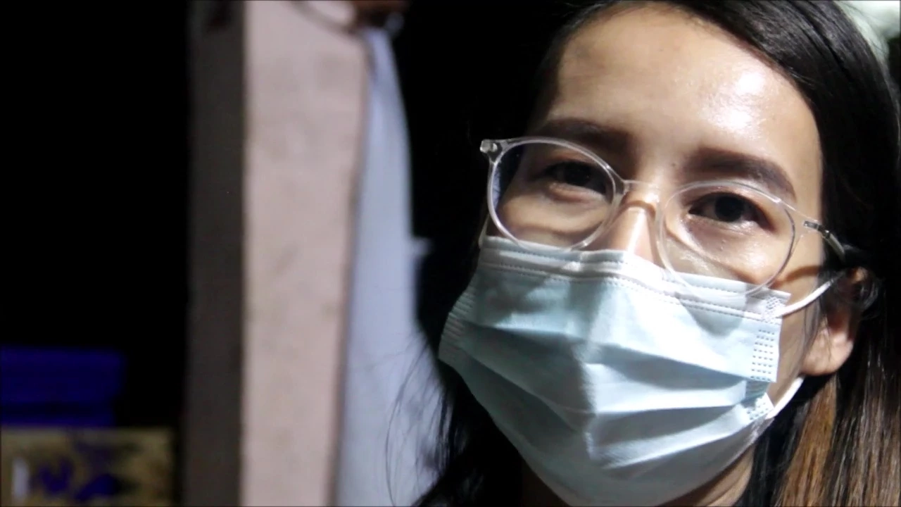 โดนแล้ว! น้องหญิงสาวอุดร ตะโกนบอกให้นายกฯลุงตู่เกษียณ ถูกเรียกทำประวัติ