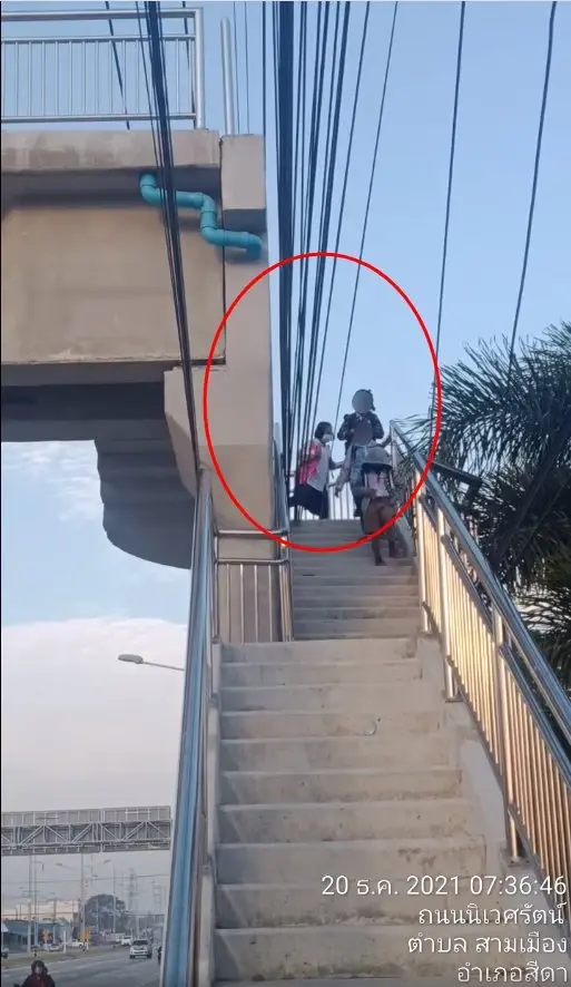 โผล่อีก! "สะพานลอยมหัศจรรย์" สายไฟฟ้าพาดกีดขวางทางขึ้นลง 