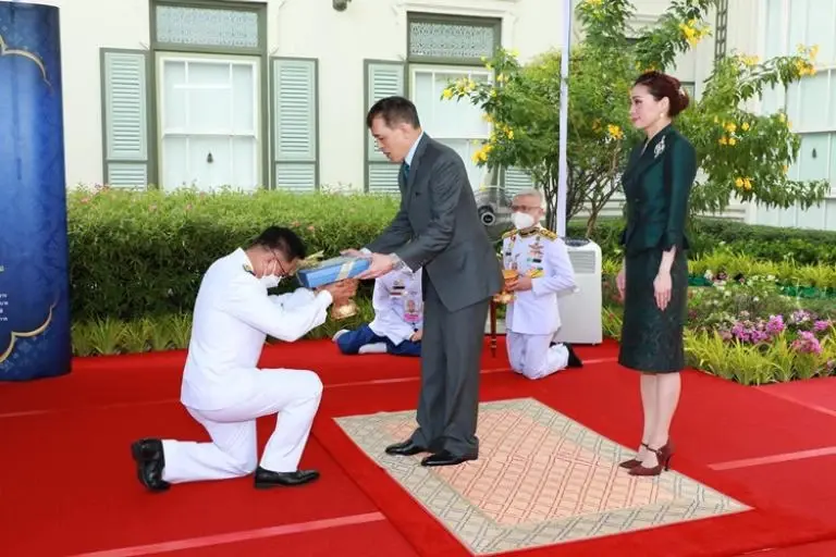 พระบาทสมเด็จพระปรเมนทรรามาธิบดีศรีสินทรมหาวชิราลงกรณ พระวชิรเกล้าเจ้าอยู่หัวพระราชทาน พระบรมราชวโรกาสให้คณะผู้บริหาร กทท. เฝ้าถวายรถเอกซเรย์เต้านมเคลื่อนที่ประสิทธิภาพสูง