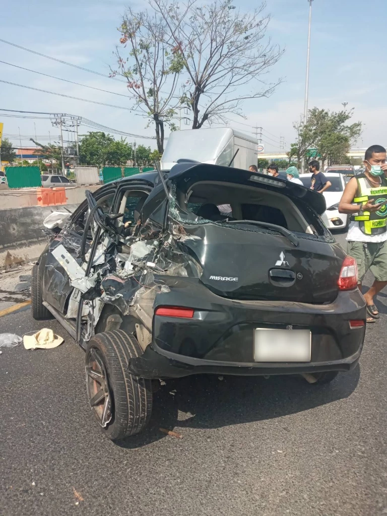 22 ล้อพ่วงเสียหลัก ชนรถเก๋ง ยับ เจ็บ 3 ราย