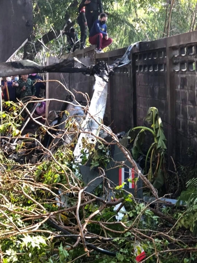 สลด! เฮลิคอปเตอร์ทหารตกหน้า &quot;ค่ายจิรประวัติ&quot; ครูฝึก-นักบินดับ 2 ราย