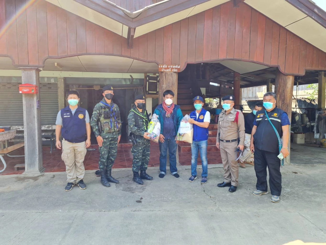 กองกำลังนเรศวร ลงพื้นที่ช่วยชาวบ้านที่ถูกผลกระทบเหตุปะทะชายแดน
