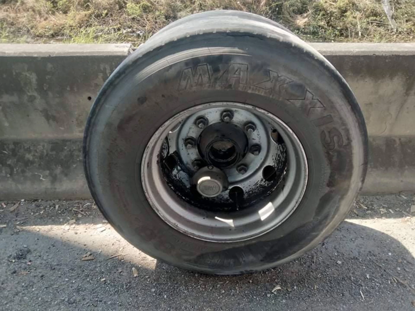 ระทึกกลางถนน พ่วง 22 ล้อ ล้อหลังหลุด กลิ้งไปชนรถปาเจโร่หน้ายับ