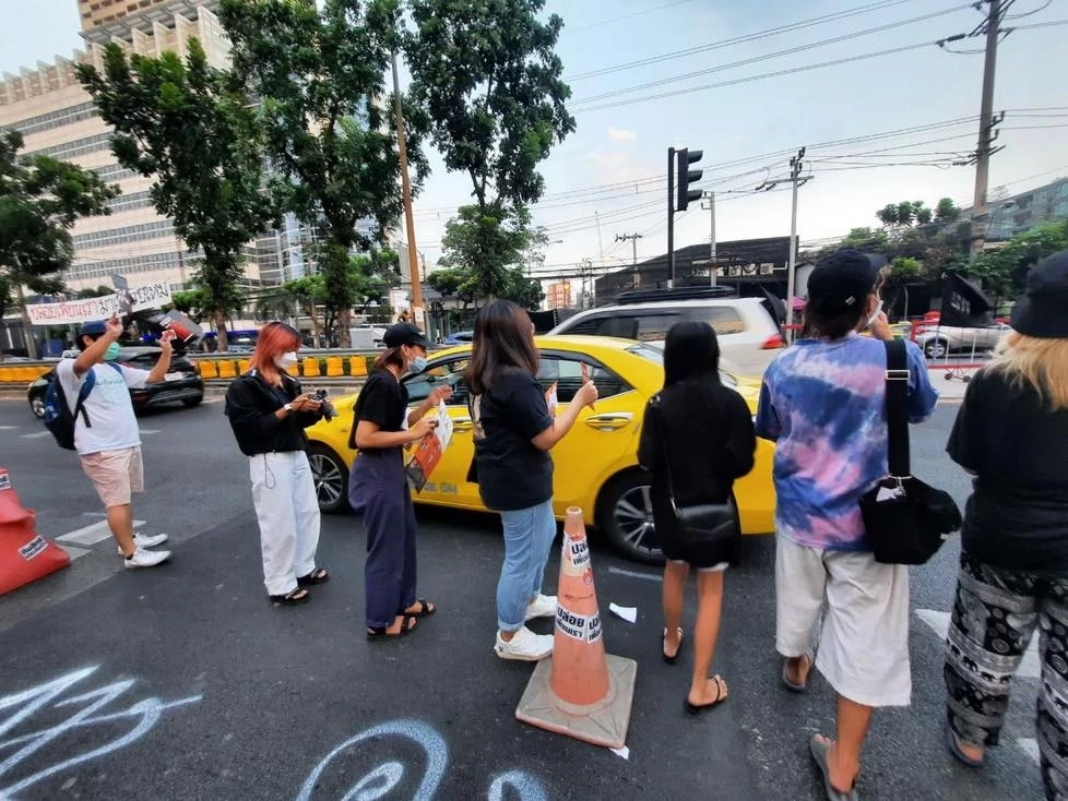 ม็อบทะลุฟ้าจัดเสวนา "ปล่อยเพื่อนเรา ยกเลิก 112 ทวงความยุติธรรมหน้าศาลอาญา