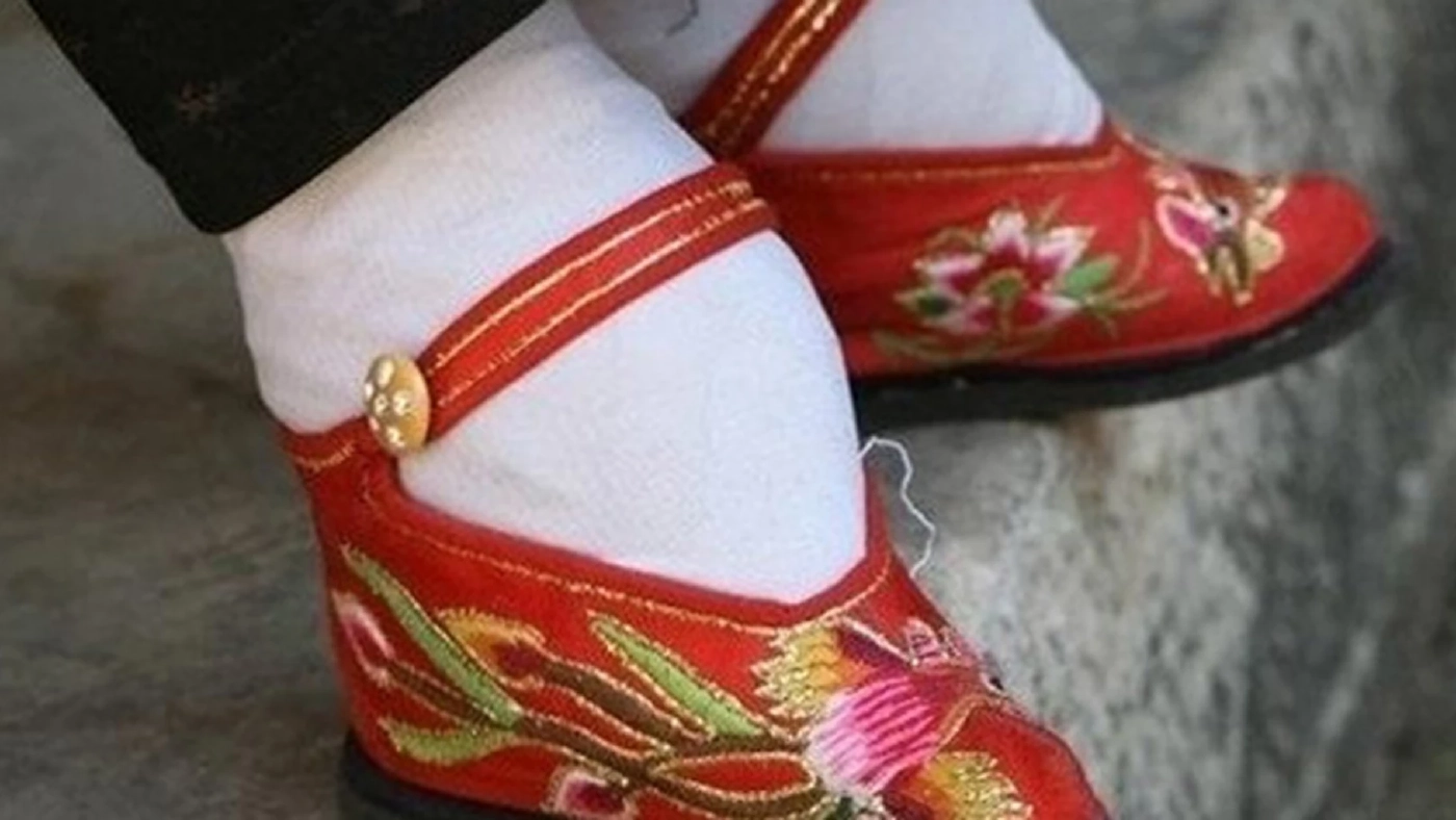 การรัดเท้าให้เรียวเล็กของจีน