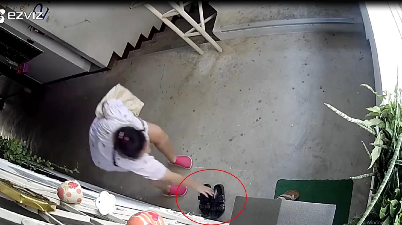 ผู้เสียหายโพสต์ประจาน "โจรสาว" ทำเนียนลักรองเท้าแตะหน้าห้อง