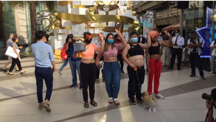 รุ้ง ปนัสยา คดีแต่งครอปท็อปเดินห้างสยามพารากอน 