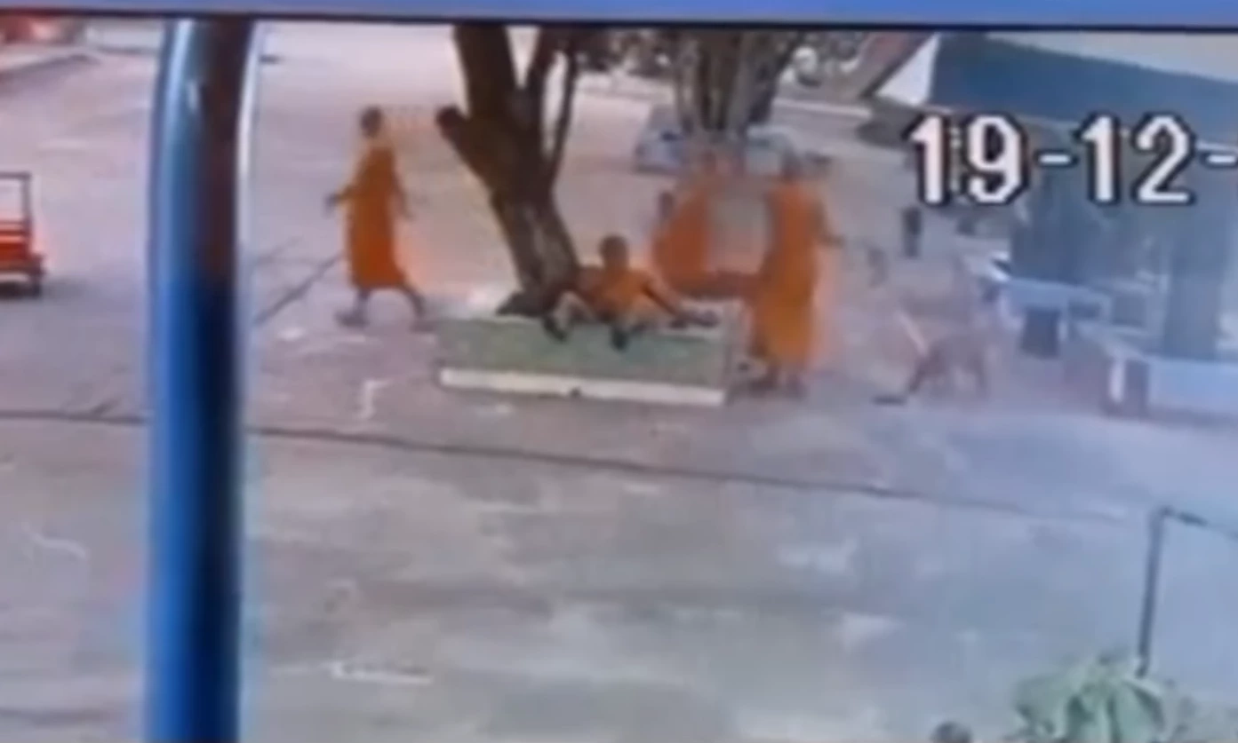 พระลูกวัดโหด ถกสบงเตะก้านคอ "รองเจ้าอาวาส" ฉุนด่าบุพการี