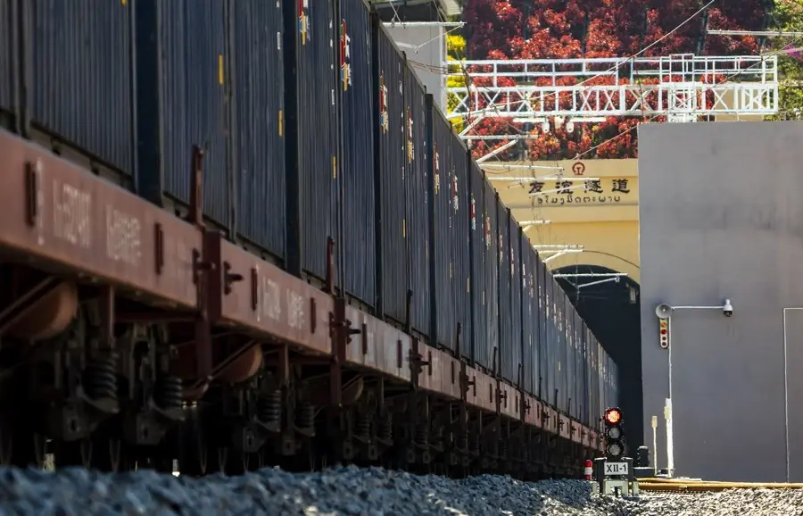 รถไฟสินค้าขบวนแรก “ทางรถไฟจีน-ลาว”  ถึงพรมแดนลาวแล้ว