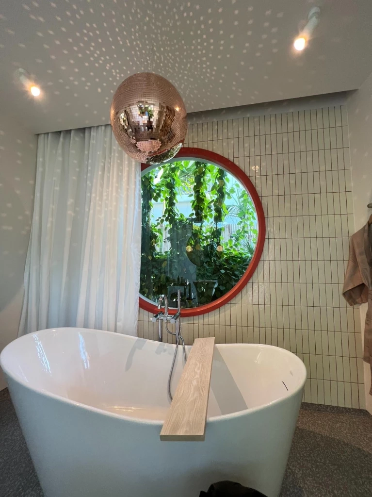 หนุ่มสุดทนรีวิวโรงแรมดัง ถูกแอบส่องได้จากทุกมุม 