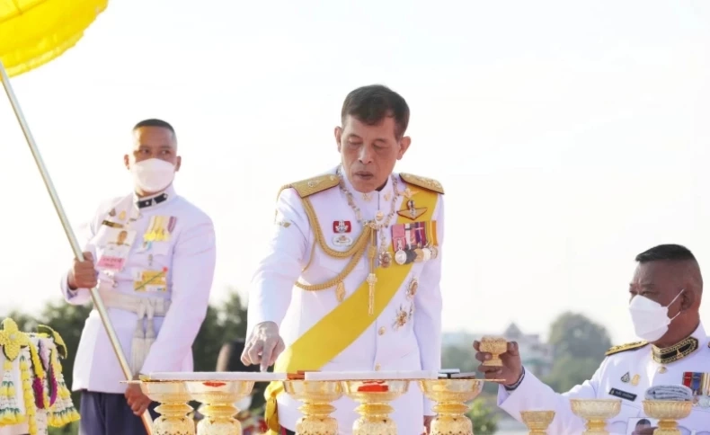 พระบาทสมเด็จพระเจ้าอยู่หัว เสด็จวางศิลาฤกษ์แท่นฐานพระบรมราชานุสาวรีย์ฯ