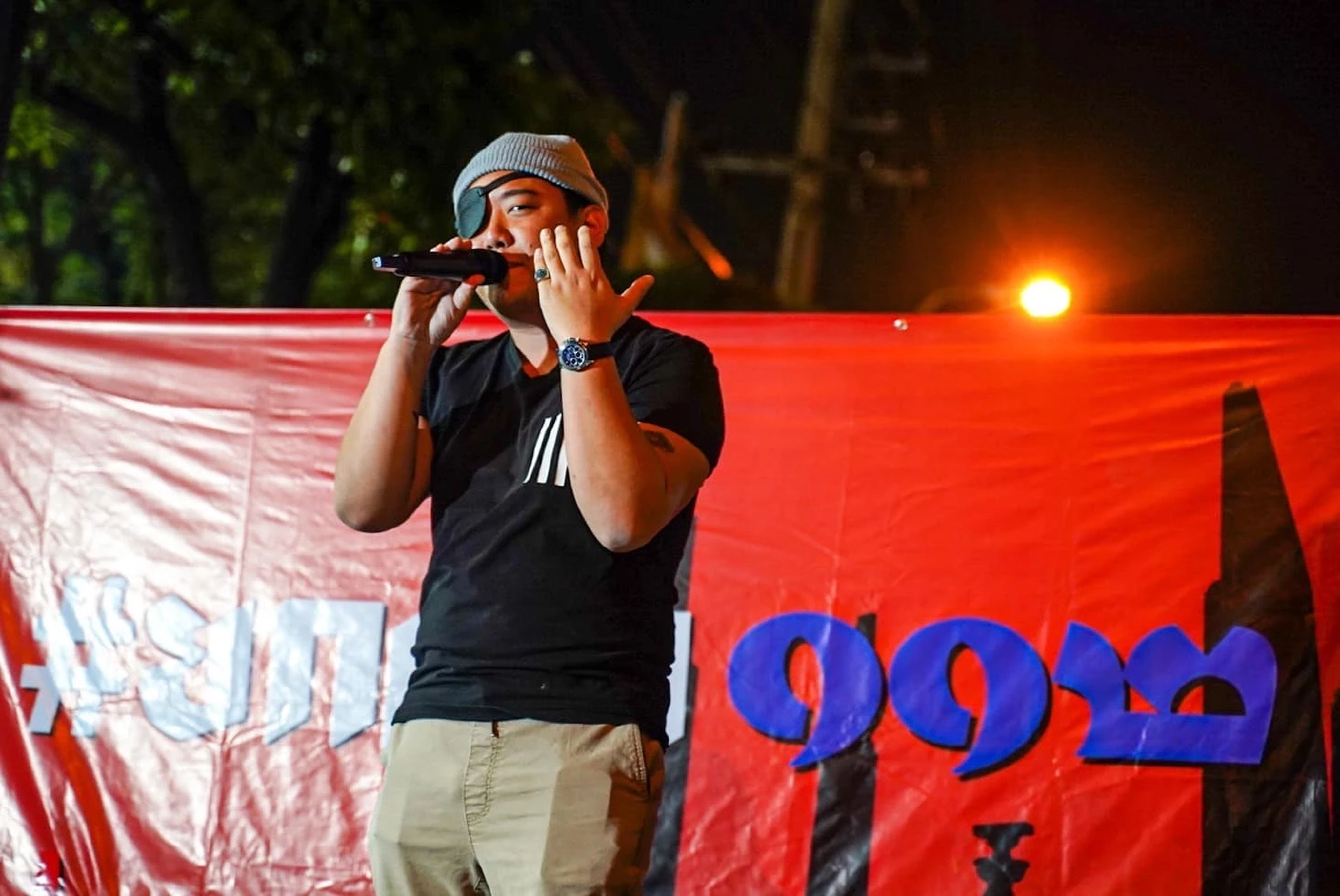 ม็อบทะลุฟ้าจัดเสวนา "ปล่อยเพื่อนเรา ยกเลิก 112 ทวงความยุติธรรมหน้าศาลอาญา