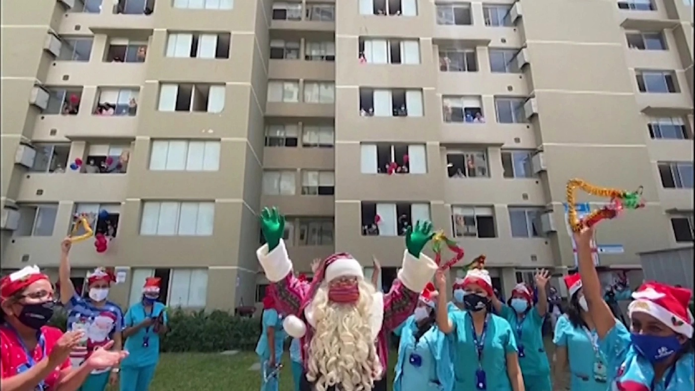 ซานตาคลอสไปแจกของขวัญให้เด็กติดโควิดที่เปรู ( คลิป )