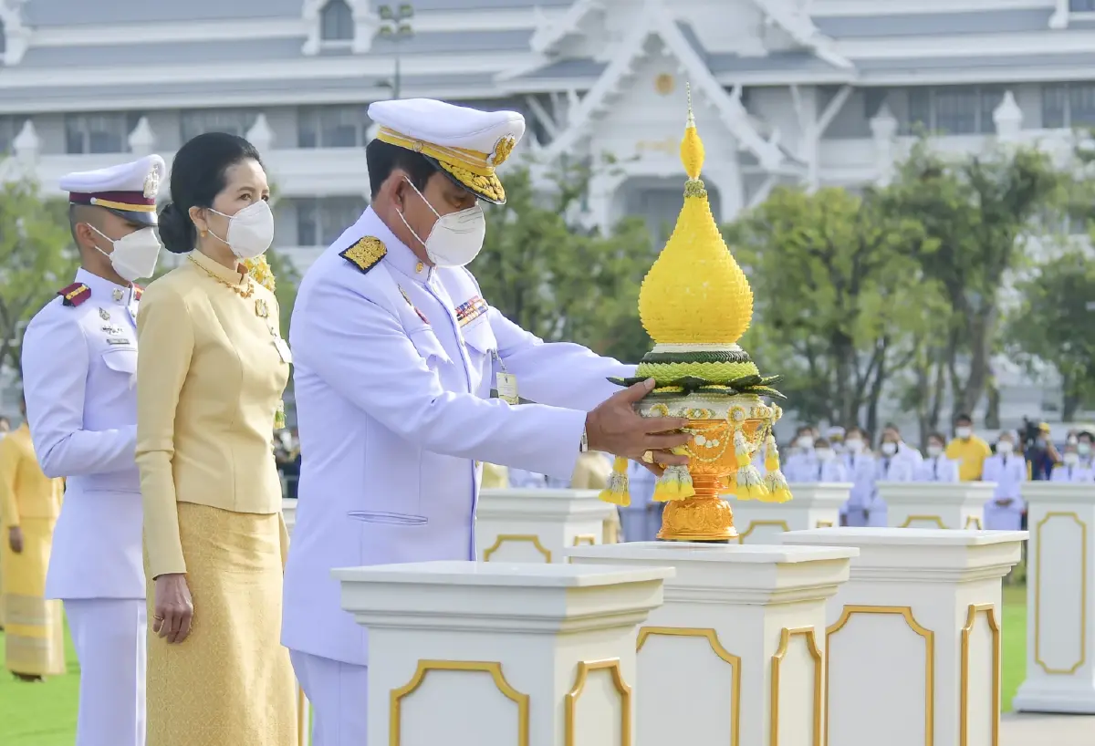 นายกรัฐมนตรีและภริยา เป็นประธานในพิธีวางพานพุ่ม เนื่องในวันพ่อแห่งชาติ