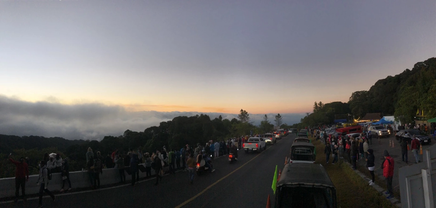 คืนเคานท์ดาวน์นักเที่ยวนับหมื่นคนแห่ฉลองบนดอยเชียงใหม่