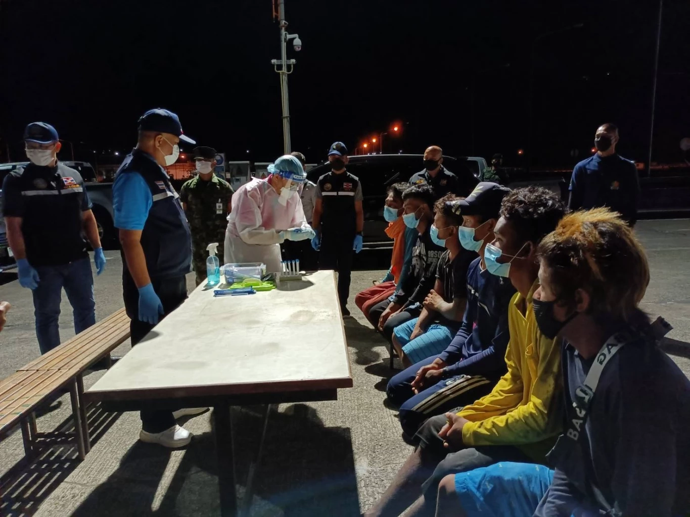 6 ชาวประมงเมียนมาเฉียดตาย เรือล่มในทะเลไทย โชคดี ศรชล. ช่วยชีวิตไว้ได้