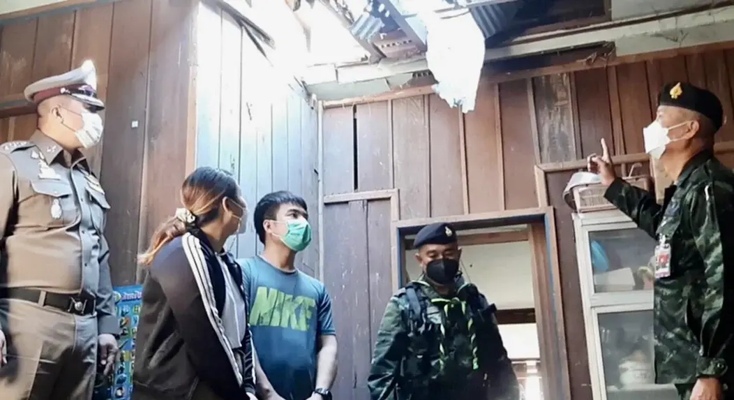 “กระสุนตกหลังคาบ้าน” ฝั่งไทยโดนลูกหลง เจ้าหน้าที่เร่งซ่อมบ้านให้