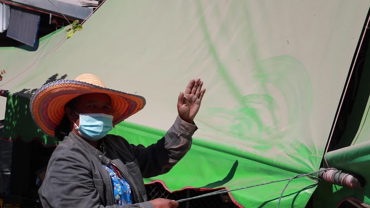 ชาวบ้านขอนแก่นล้อมวงผิงไฟล้อเลียนถนนสายหมอก